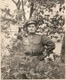 Авсиян Осип Львович: книга 'Неоконченные воспоминания', глава 'Фотографии' фотография: 23.02.1947 г. Костя Муратов, друг детства отца (послевоенное фото)