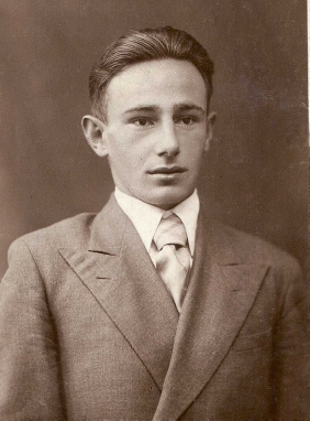 Авсиян Осип Львович: книга 'Неоконченные воспоминания', глава 'Фотографии' фотография: Ок.1941 г. Арик, младший брат О.Л.Авсияна
