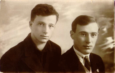 Авсиян Осип Львович: книга 'Неоконченные воспоминания', глава 'Фотографии' фотография: 10.05.1935г. Осип Абрамович Авсиян ('Ося-маленький' в возрасте 17 лет) и Осип Львович Авсиян (в возрасте 19 лет)