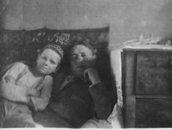 Герасимов Георгий Павлович: книга 'Из сгоревшего портфеля (воспоминания)', глава 'Ладно, читай!' фотография: С отцом, на об.: 'Дорогому моему сыну самому старшему, Милому сыну моему самому младшему Снимал дядя Ваня 26/VI - 37 г. в г. Москве Посылаю на Кавказ куда уехал ты из Херсона 1/VII - 37 г. Твой отец. . 5/VIII - 37г.'