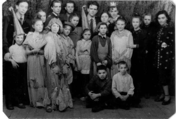 Герасимов Георгий Павлович: книга 'Из сгоревшего портфеля (воспоминания)', глава ''Счастье пришло ко мне...'' фотография: Труппа самодеятельности под руководством автора, постановка 'Золушки' (в сер. заднего ряда, в галстуке). На об.: 'Весна 1950 г.'