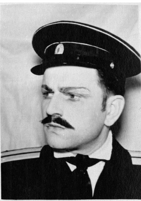 Герасимов Георгий Павлович: книга 'Из сгоревшего портфеля (воспоминания)', глава 'Фотографии' фотография: (детской рукой, карандашом): 'Дядя Егор'
