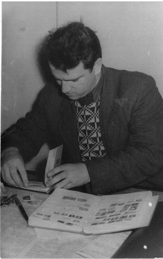 Герасимов Георгий Павлович: книга 'Из сгоревшего портфеля (воспоминания)', глава 'Фотографии' фотография: Филателия. На об.: 'Октябрь 1957 г.'