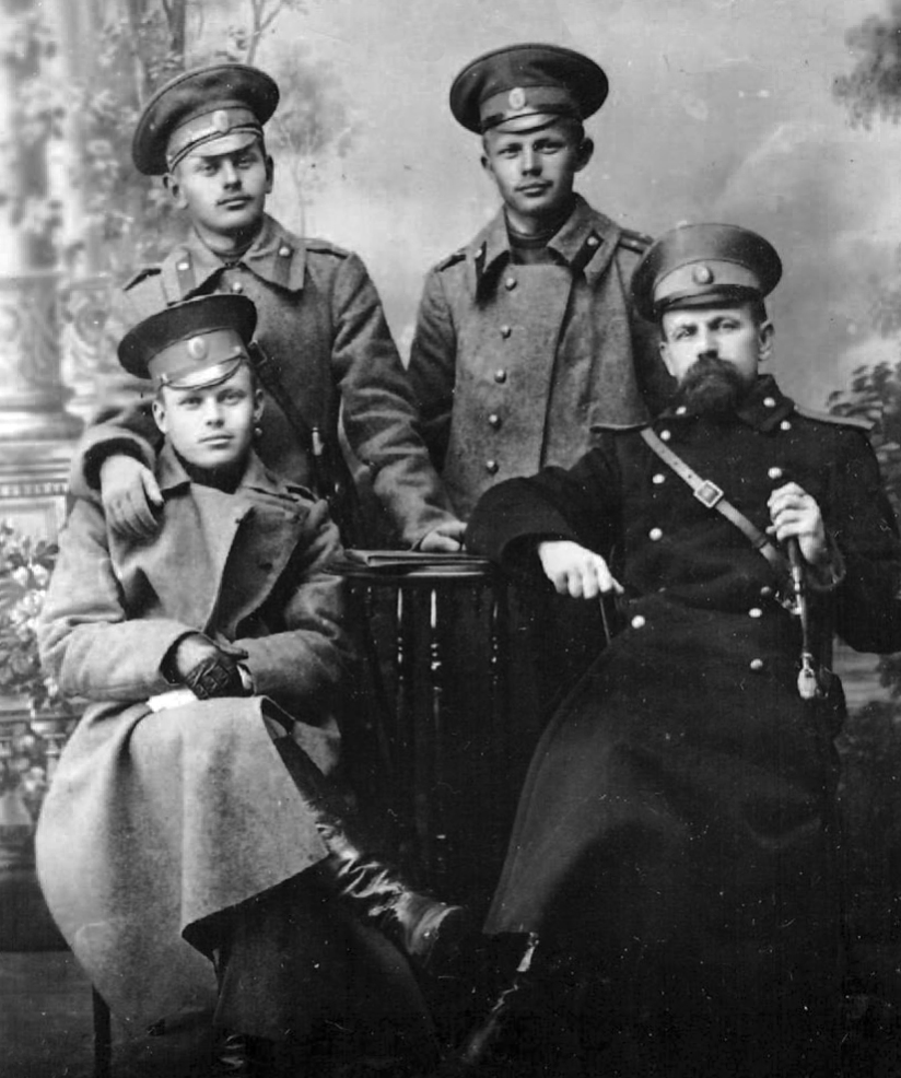 Канунников Юрий Фёдорович: книга 'Воспоминания и дневники', глава ' Фотографии' фотография: Полковник Ф. В. Канунников с сыновьями-офицерами.Сидит Петр, стоят Федор и Михаил. Бузулук, 1916