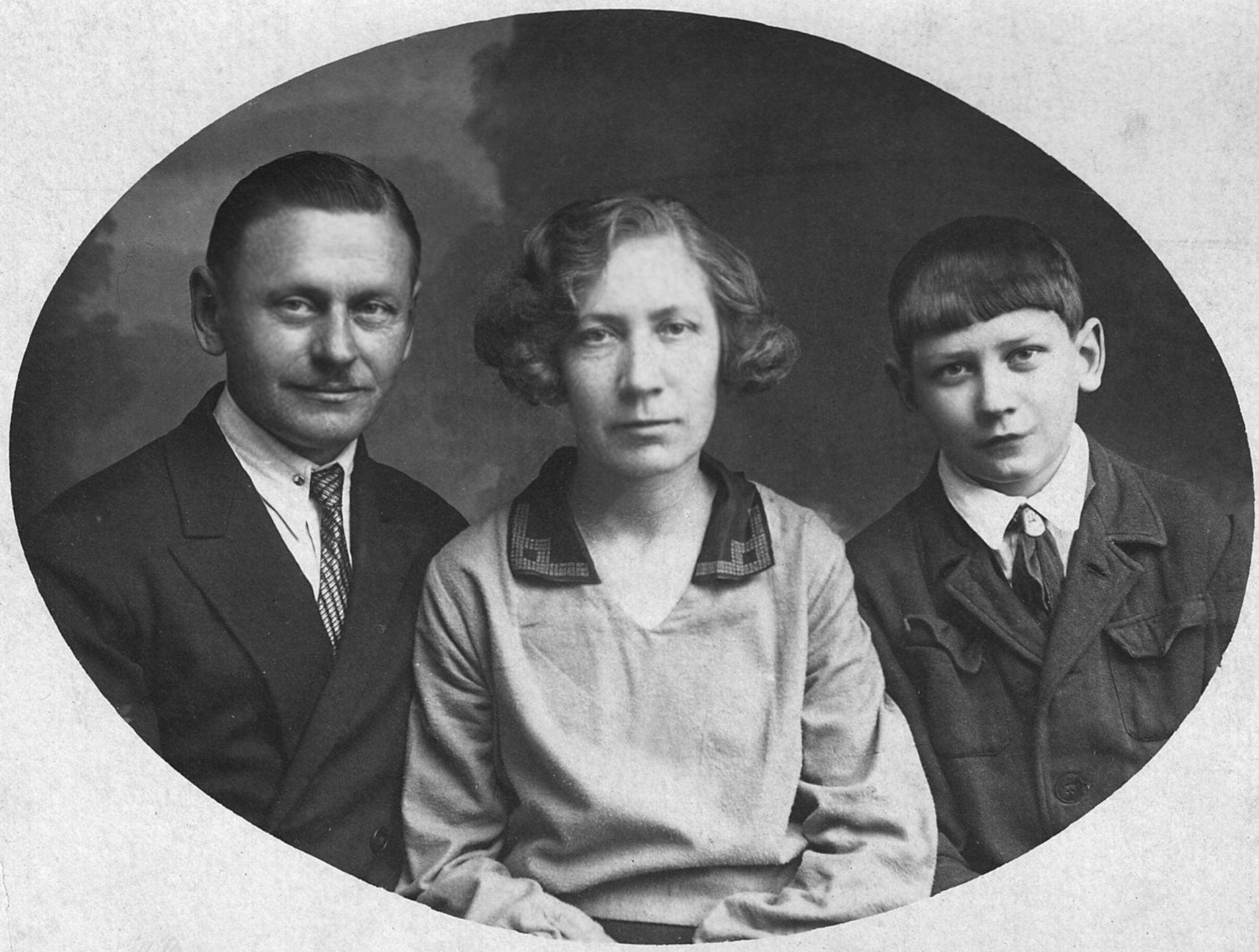 Канунников Юрий Фёдорович: книга 'Воспоминания и дневники', глава ' Фотографии' фотография: Федор Федорович с женой и сыном. Геленджик