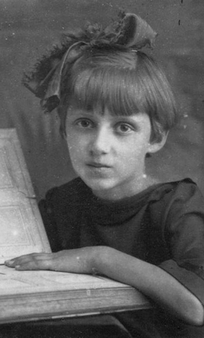 Канунников Юрий Фёдорович: книга 'Воспоминания и дневники', глава ' Фотографии' фотография: Нина, старшая сестра автора. Бузулук, 1928