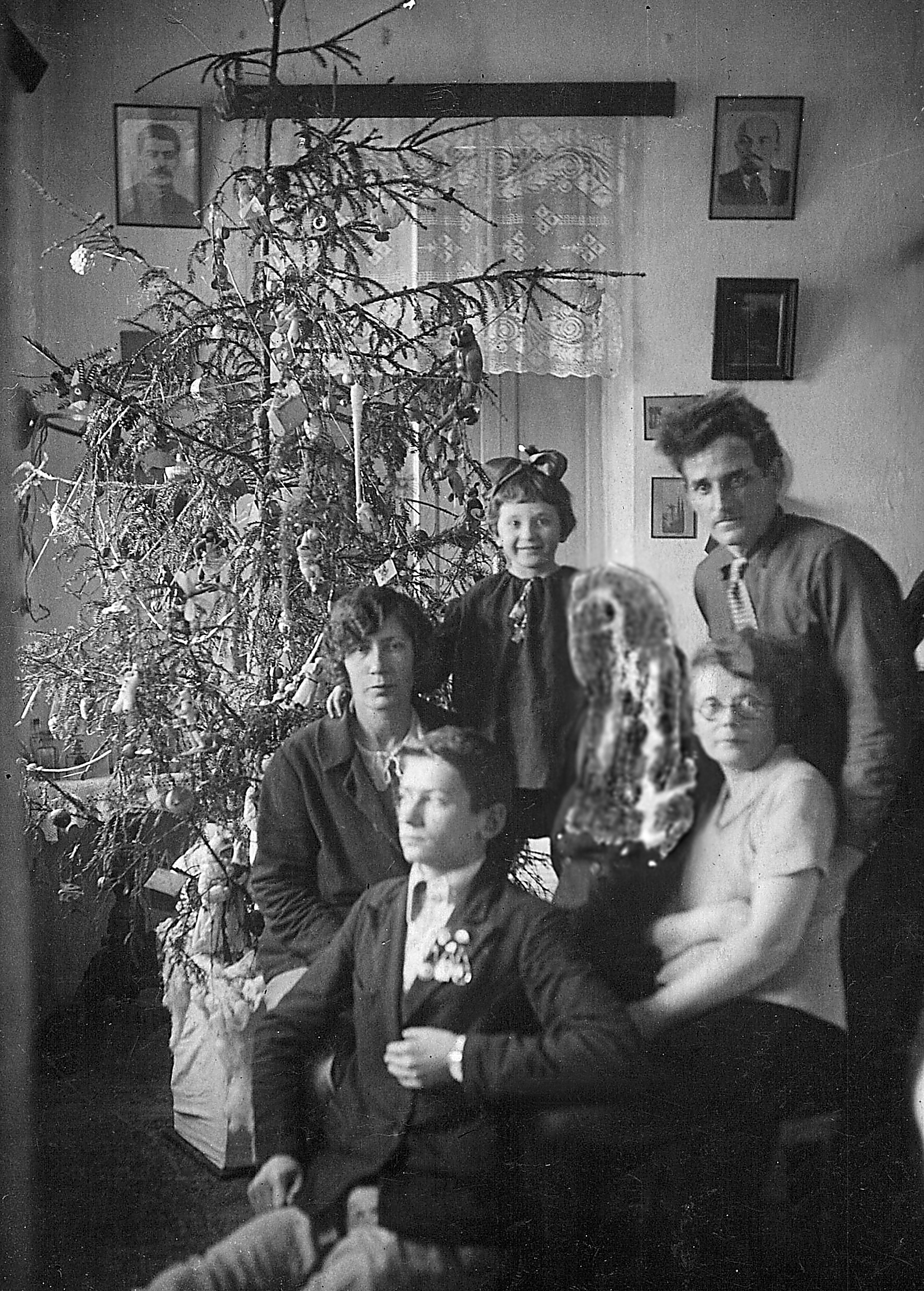 Канунников Юрий Фёдорович: книга 'Воспоминания и дневники', глава ' Фотографии' фотография: Елка с соседями по дому — Бартулями. Геленджик, 1940.