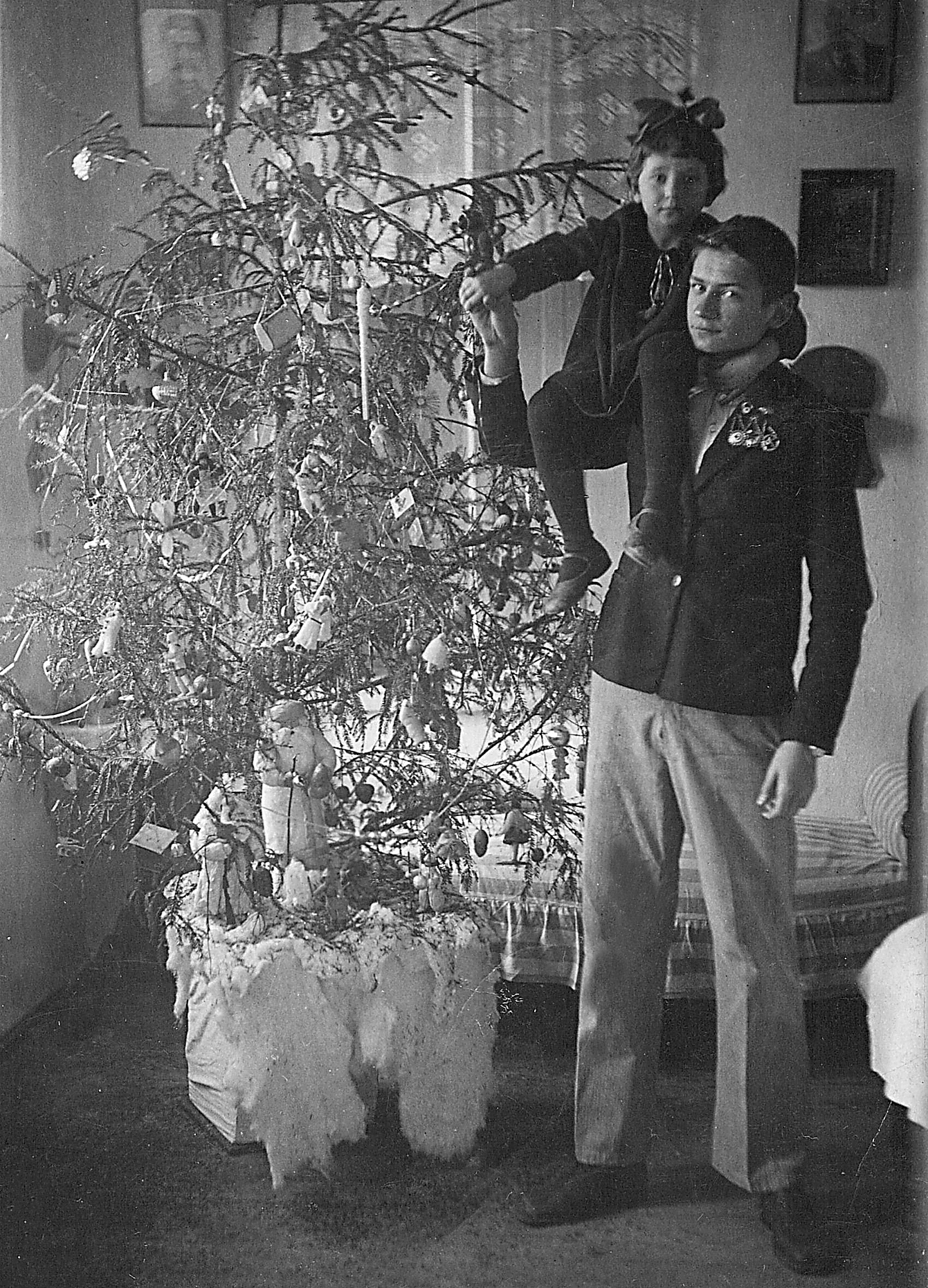 Канунников Юрий Фёдорович: книга 'Воспоминания и дневники', глава ' Фотографии' фотография: Елка с соседями по дому — Бартулями. Геленджик, 1940.