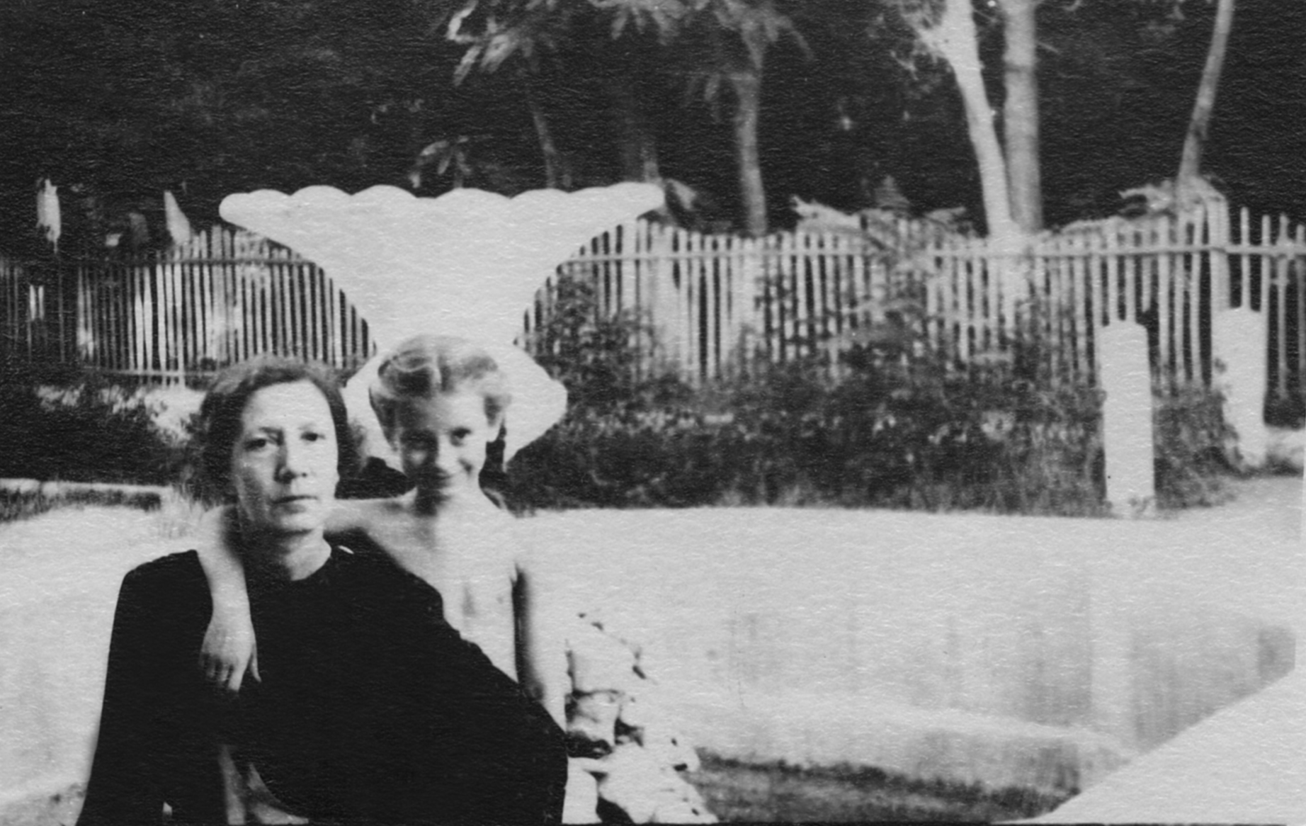 Канунников Юрий Фёдорович: книга 'Воспоминания и дневники', глава ' Фотографии' фотография: Елизавета Васильевна с внучкой Мариной. Геленджик, 1956