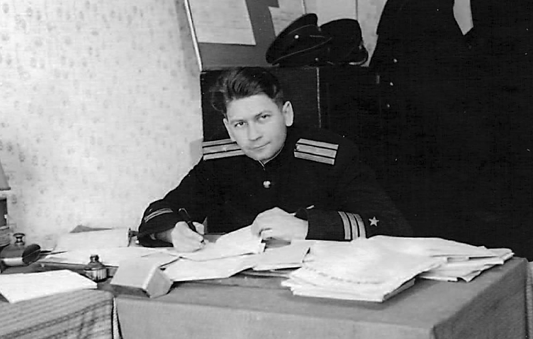 Канунников Юрий Фёдорович: книга 'Воспоминания и дневники', глава ' Фотографии' фотография: На кафедре. Калининград, 1954