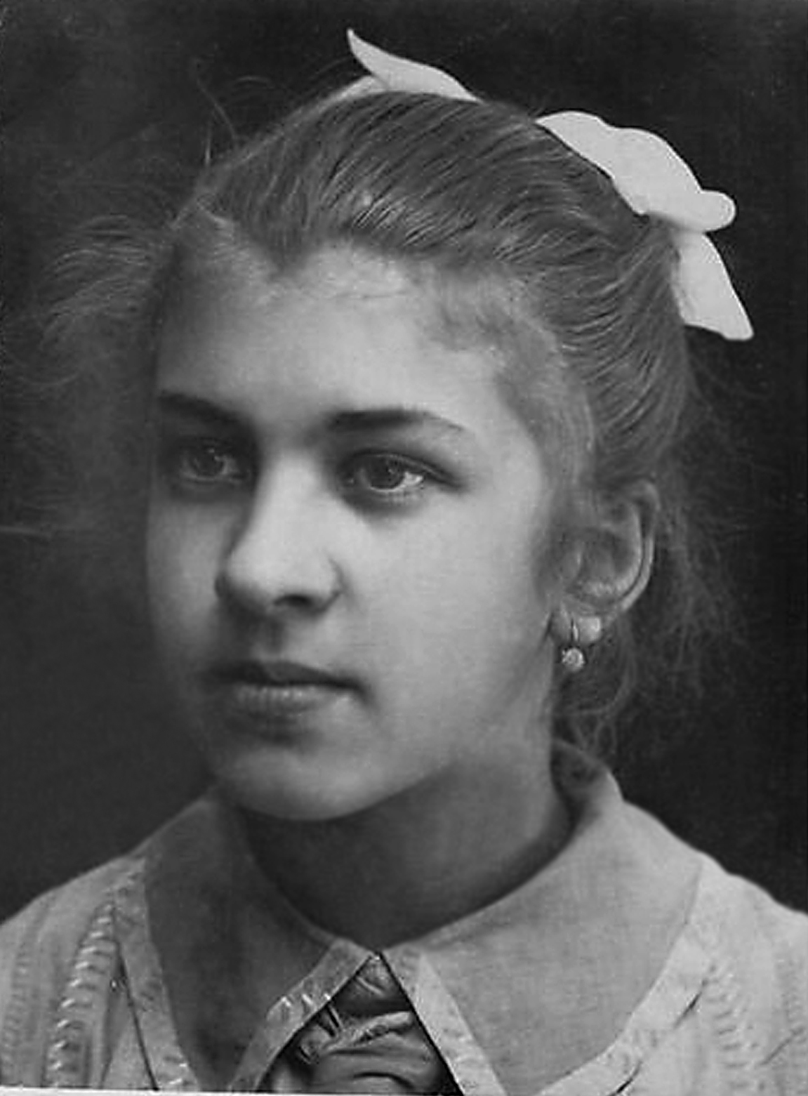 Канунников Юрий Фёдорович: книга 'Воспоминания и дневники', глава ' Фотографии' фотография: Катя Лазарева-Станищева, гимназистка. Москва