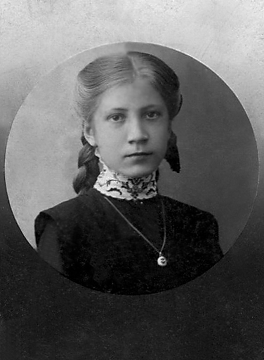 Канунников Юрий Фёдорович: книга 'Воспоминания и дневники', глава ' Фотографии' фотография: Лиза – гимназистка. Бузулук, начало века