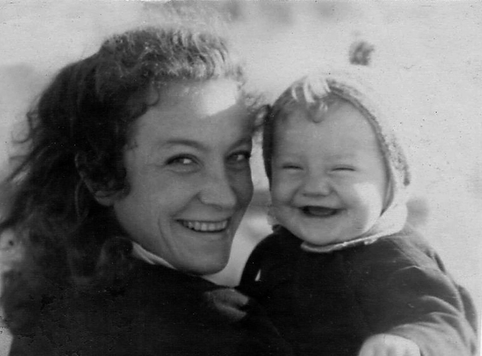 Канунников Юрий Фёдорович: книга 'Воспоминания и дневники', глава ' Фотографии' фотография: Ольга Парнох-Канунникова с Мариной. Новороссийск, 1947