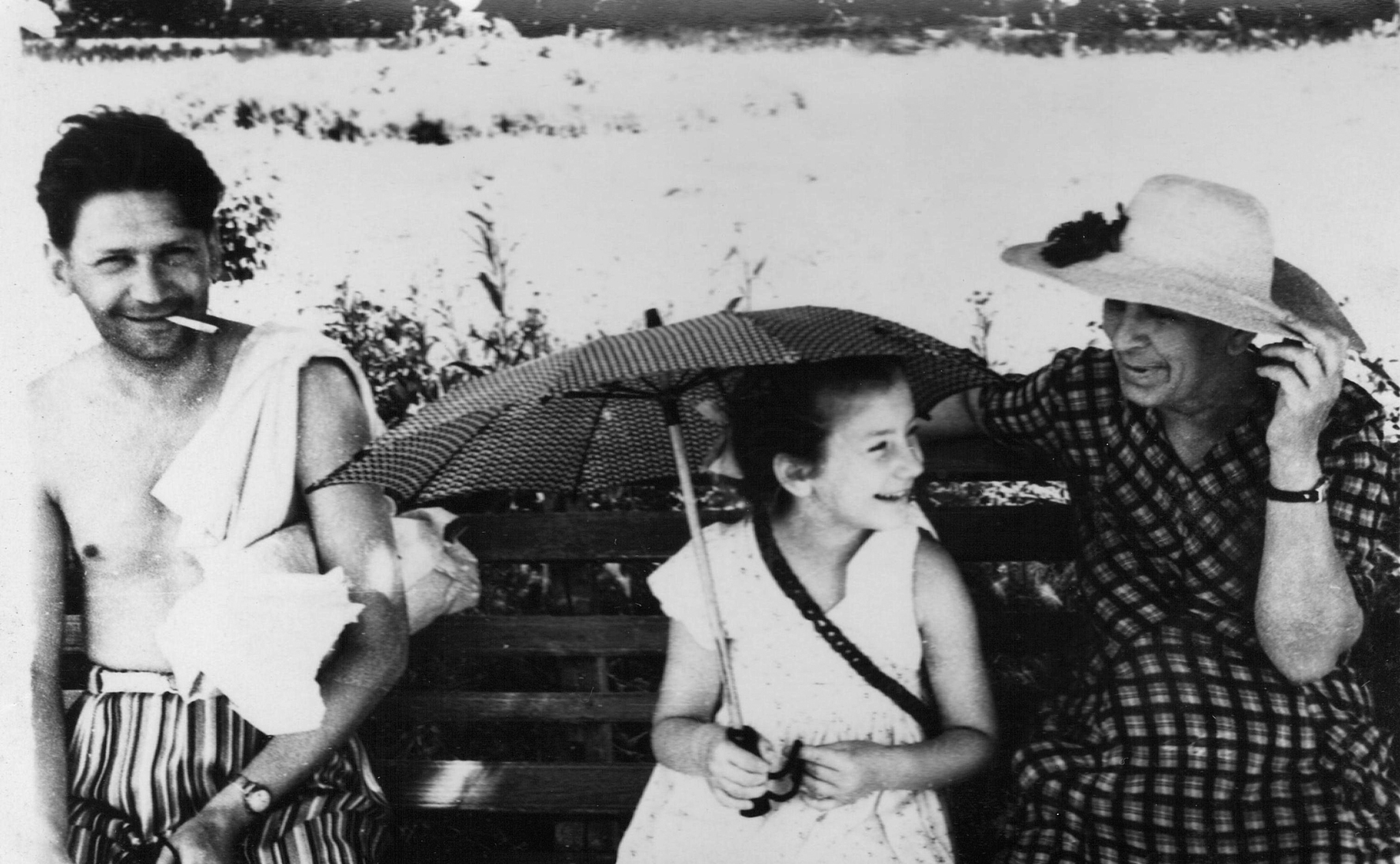 Канунников Юрий Фёдорович: книга 'Воспоминания и дневники', глава ' Фотографии' фотография: С дочерью Мариной и тещей Екатериной Евграфовной. Геленджик, 1956