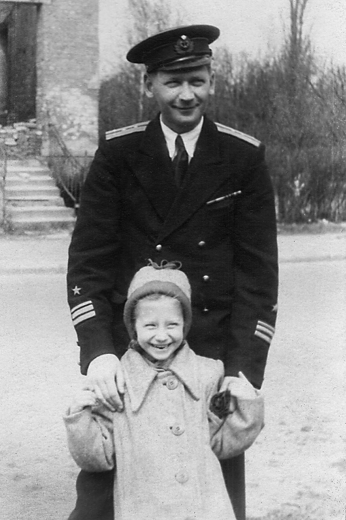 Канунников Юрий Фёдорович: книга 'Воспоминания и дневники', глава ' Фотографии' фотография: Ю. Ф. Канунников с Мариной. Калининград, 1954