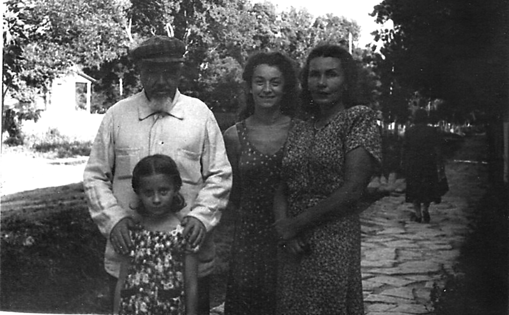 Канунников Юрий Фёдорович: книга 'Воспоминания и дневники', глава ' Фотографии' фотография: Директор типографии И. Акулиничев, О. Парнох, секретарь редакции газеты«Прибой»Н. И. Богатырева и Марина. Геленджик, 1952