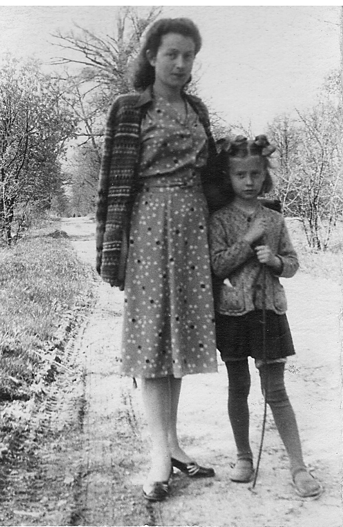 Канунников Юрий Фёдорович: книга 'Воспоминания и дневники', глава ' Фотографии' фотография: Ольга и Марина. Геленджик, 1953