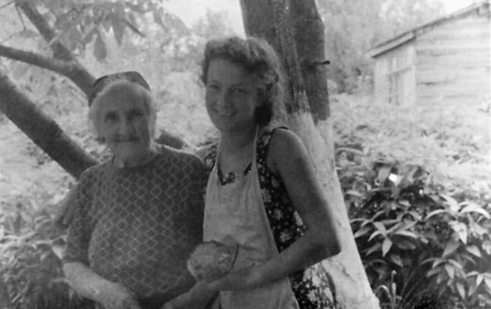 Канунников Юрий Фёдорович: книга 'Воспоминания и дневники', глава ' Фотографии' фотография: Ольга Лазарева-Станищева-Брандт и Ольга Парнох-Канунникова. Геленджик, 1952
