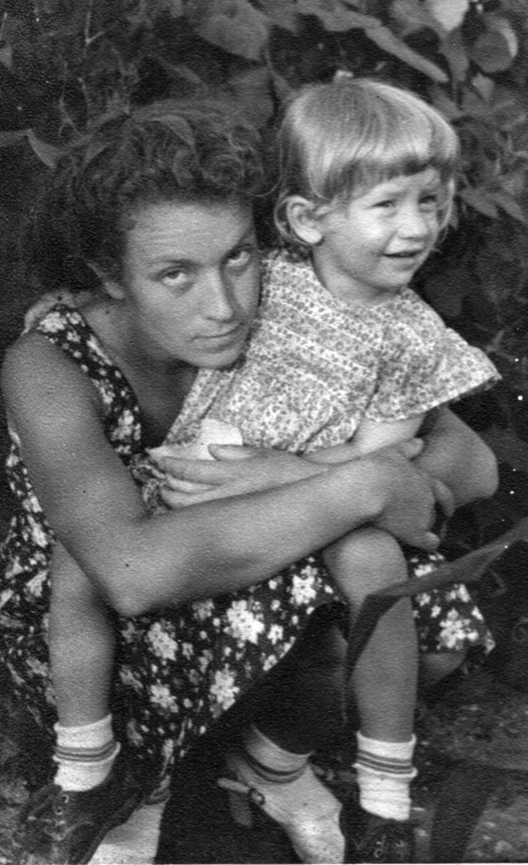 Канунников Юрий Фёдорович: книга 'Воспоминания и дневники', глава ' Фотографии' фотография: Ольга с Мариной. Геленджик, 1949