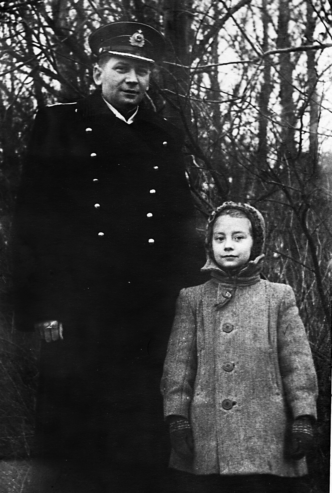 Канунников Юрий Фёдорович: книга 'Воспоминания и дневники', глава ' Фотографии' фотография: Ю. Ф. Канунников с Мариной. Калининград, 1953