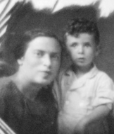 Залесский Лев Борисович: книга 'Мой путь', глава 'Часть 1' фотография: Я с мамой. Москва, 1940 год.