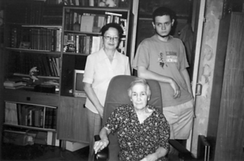 Залесский Лев Борисович: книга 'Мой путь', глава 'Часть 22' фотография: Белла, Лёша, Иза летом 2004, Москва.
