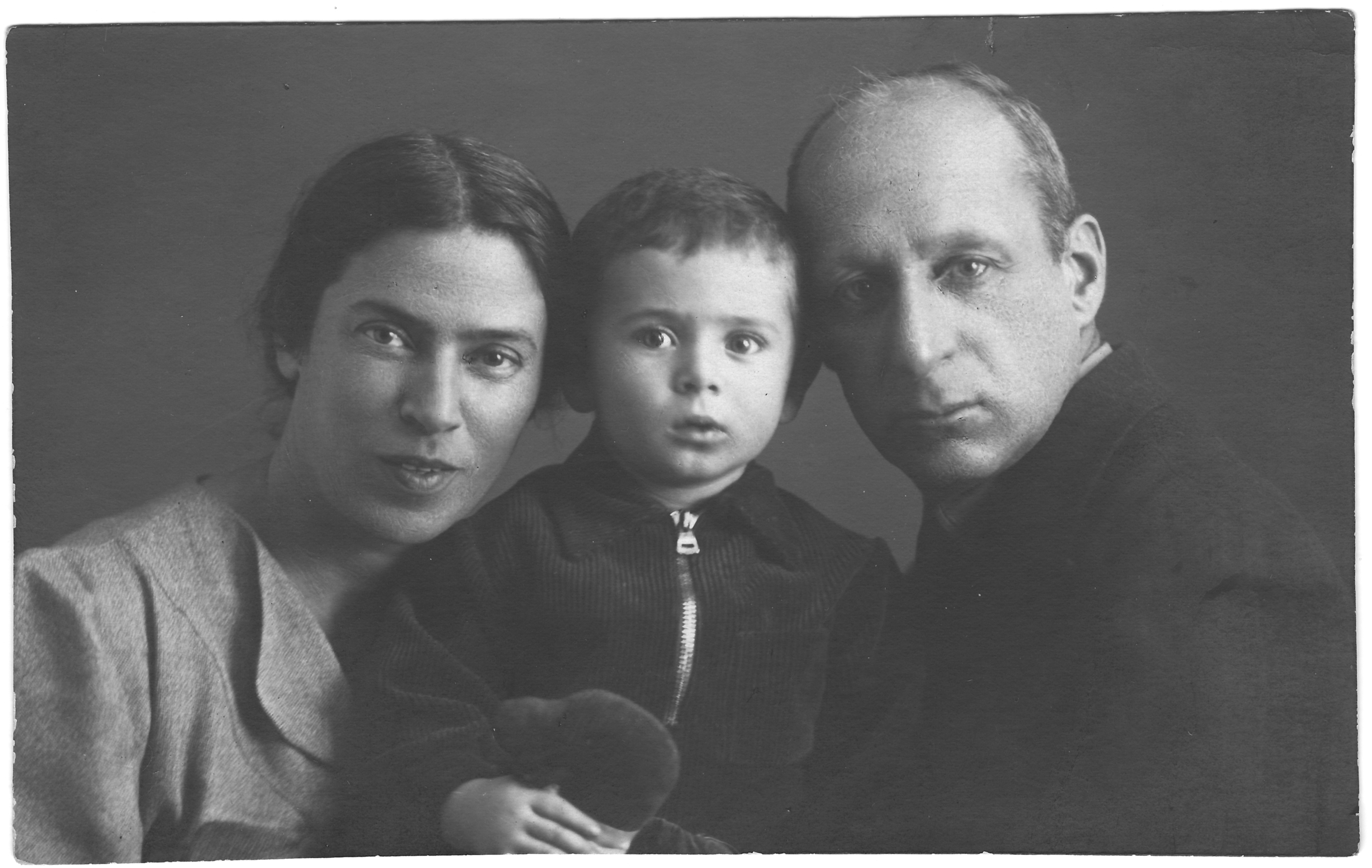 Залесский Лев Борисович: книга 'Мой путь', глава 'Фотографии' фотография: Мне полтора года. С родителями. Москва. 1939 г.