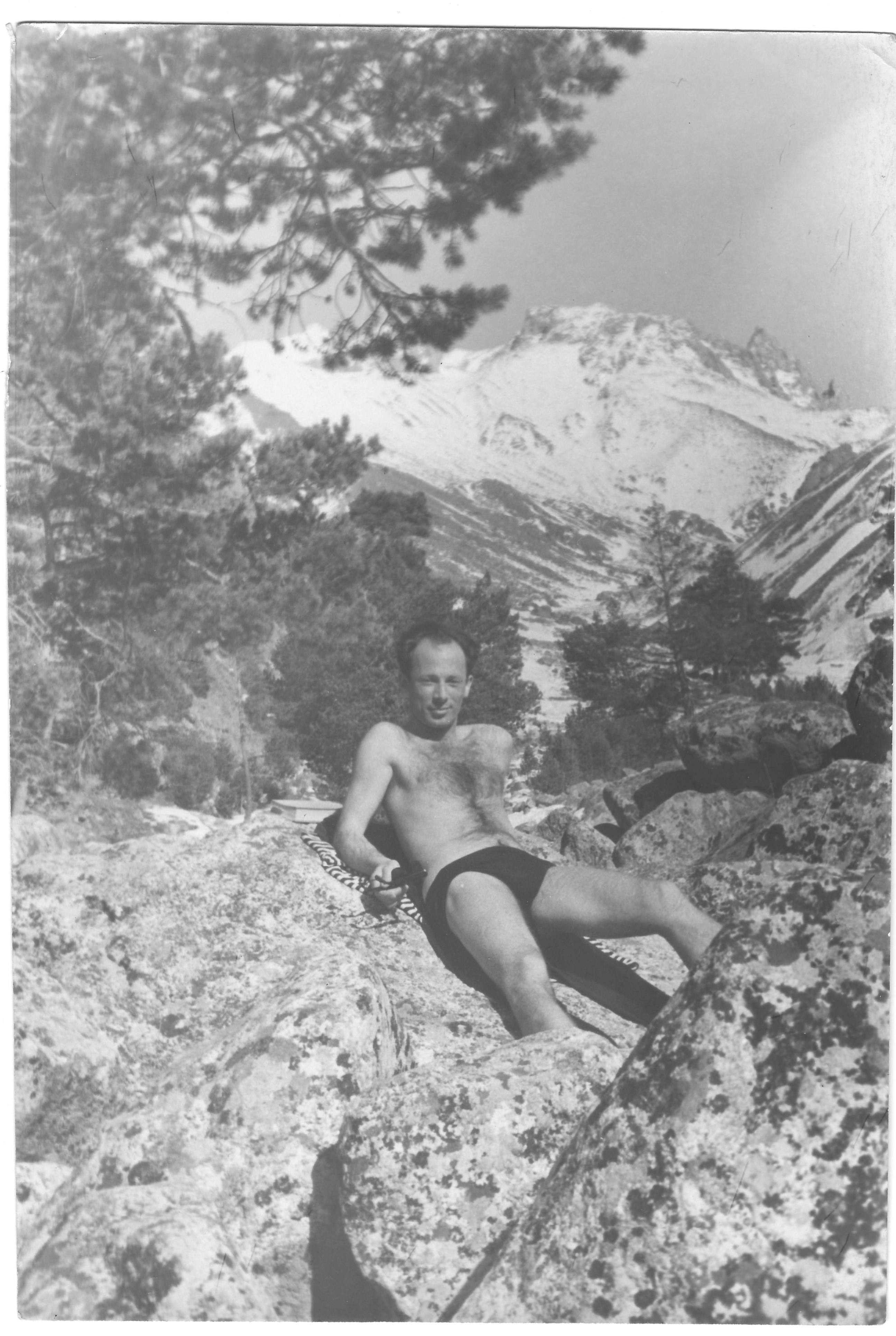 Залесский Лев Борисович: книга 'Мой путь', глава 'Фотографии' фотография: Альплагерь Уллу-Тау. Солнечные ванны на высоте 2600. Февраль 1966.