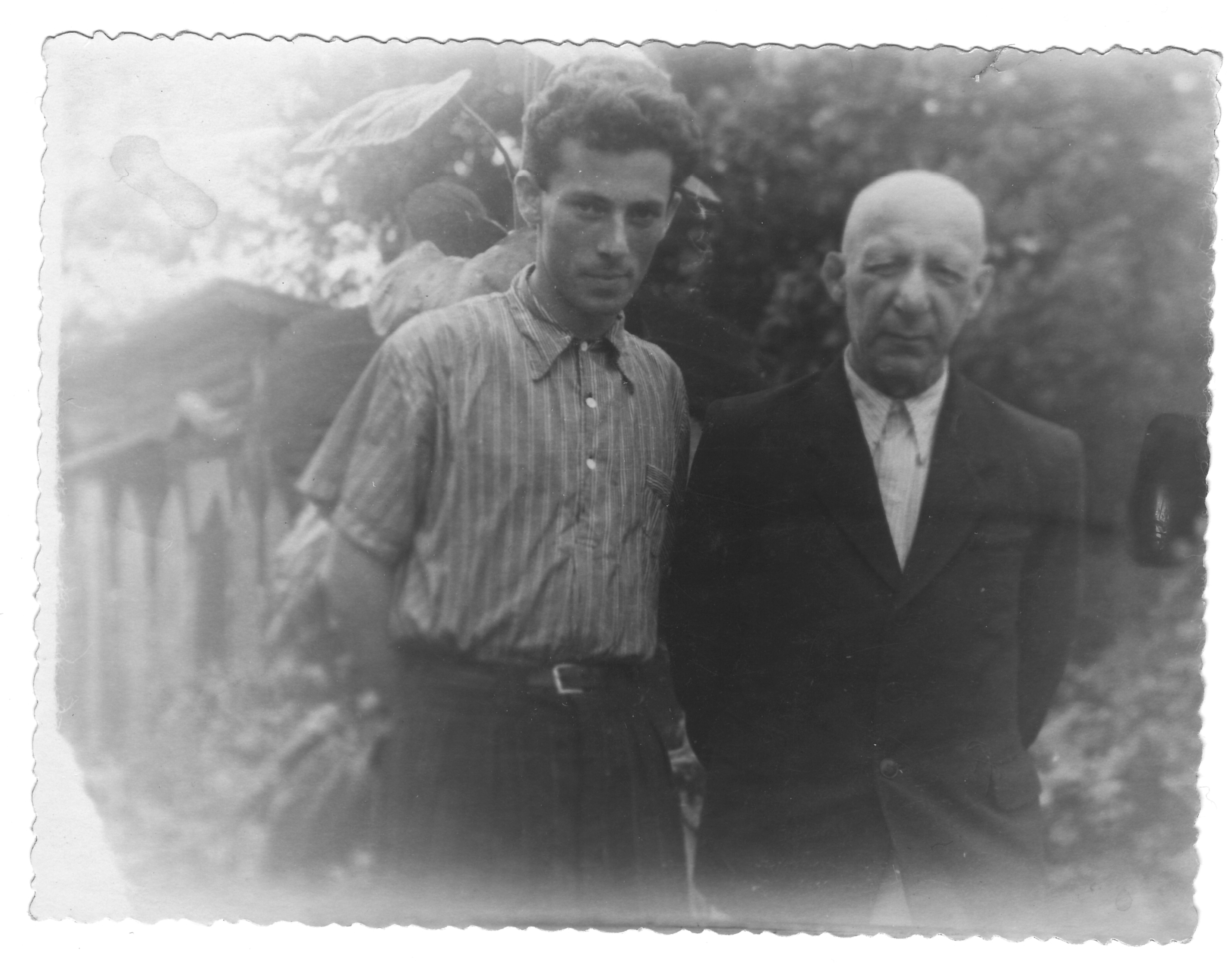Залесский Лев Борисович: книга 'Мой путь', глава 'Фотографии' фотография: С отцом. Подмосковье. 1953 г.