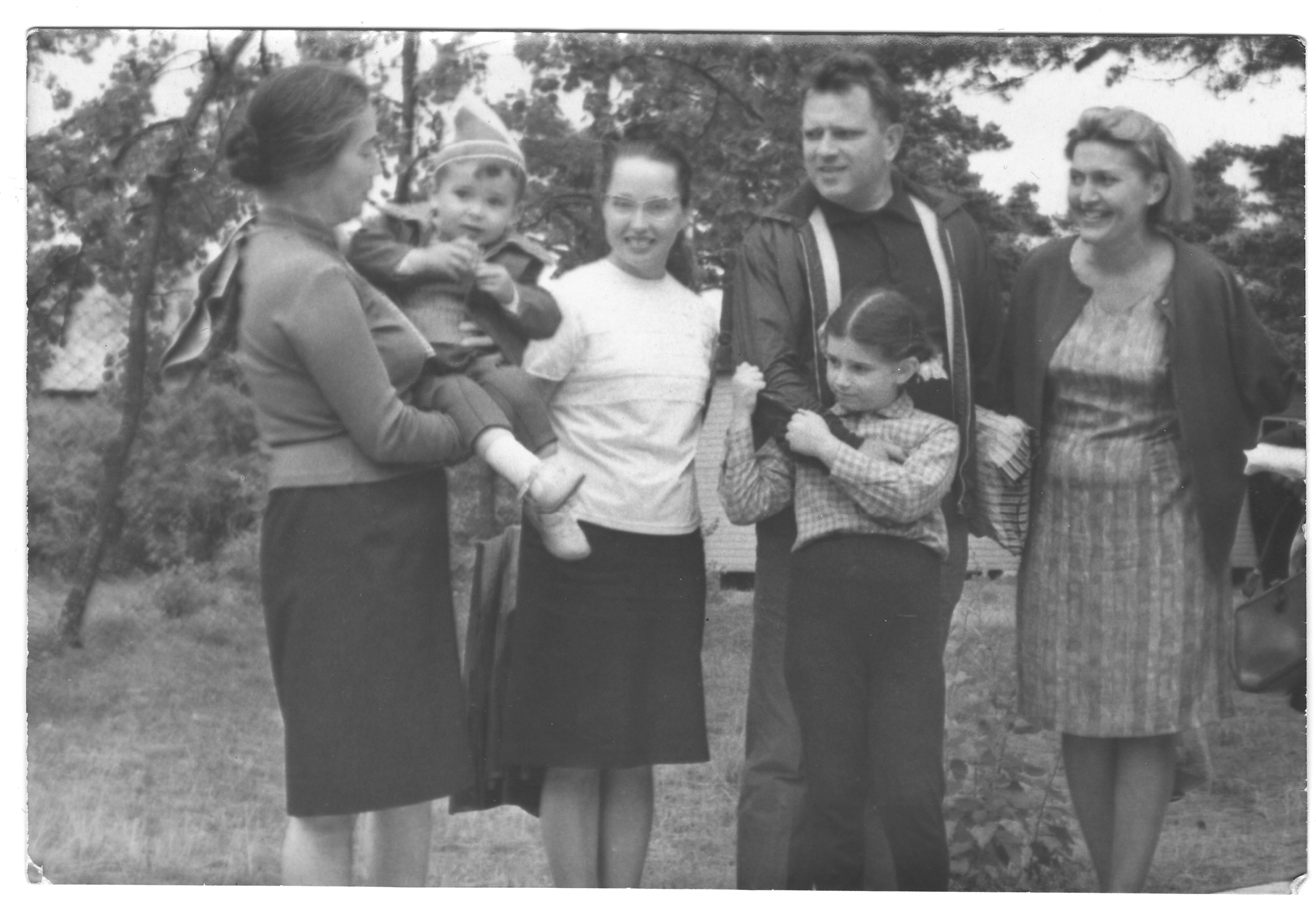 Залесский Лев Борисович: книга 'Мой путь', глава 'Фотографии' фотография: Белла с Мишей, Иза, Егор с Аней, Катя. Паланга, 1968 г.