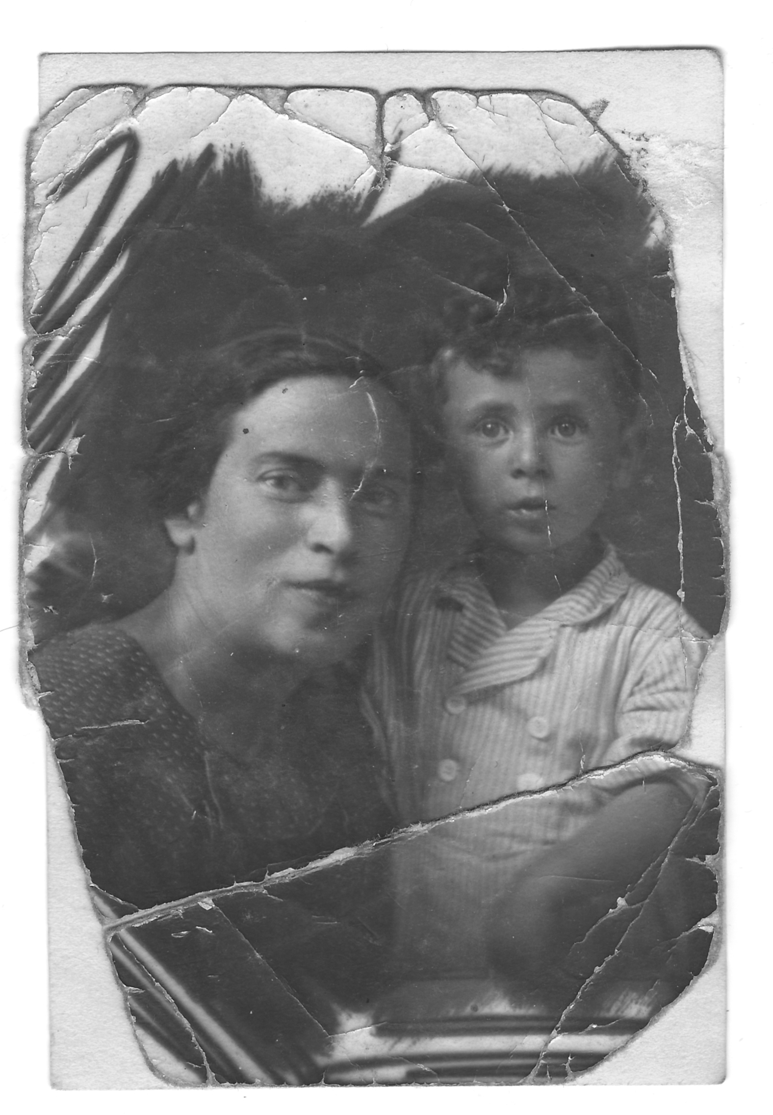 Залесский Лев Борисович: книга 'Мой путь', глава 'Фотографии' фотография: Я с мамой. Москва, 1940 г.